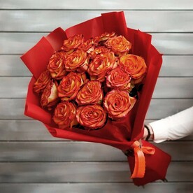 17 оранжевых роз Эквадор 50 см в упаковке