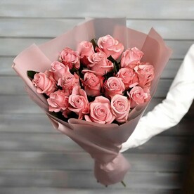 17 розовых роз Эквадор 50 см в упаковке