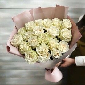 19 белых роз Эквадор 50 см в упаковке