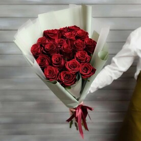 19 красных роз Эквадор 50 см в упаковке