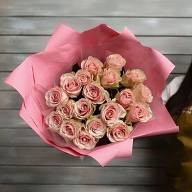 19 нежно-розовых роз Эквадор 50 см в упаковке
