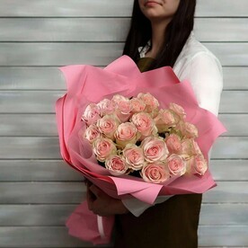 21 нежно-розовая роза Эквадор 50 см в упаковке