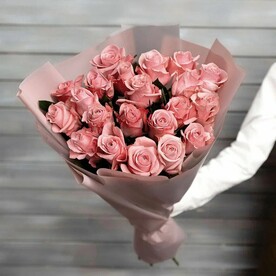 21 розовая роза Эквадор 50 см в упаковке