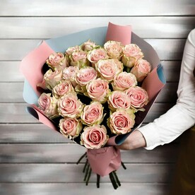 23 нежно-розовые розы Эквадор 50 см в упаковке