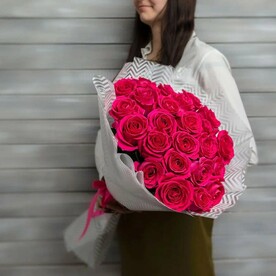 25 малиновых роз в упаковке Эквадор 50 см