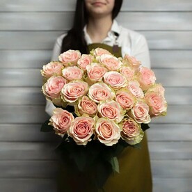 25 нежно-розовых роз с лентой Эквадор 50 см