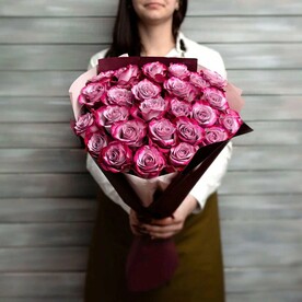 25 фиолетовых роз в упаковке Эквадор 50 см