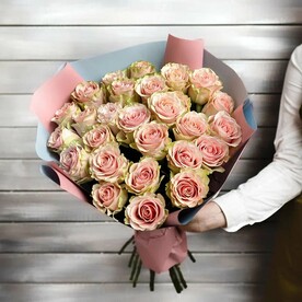 27 нежно-розовых роз Эквадор 50 см в упаковке