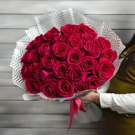 29 малиновых роз Эквадор 50 см в упаковке