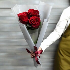 3 красные розы Эквадор 50 см в упаковке