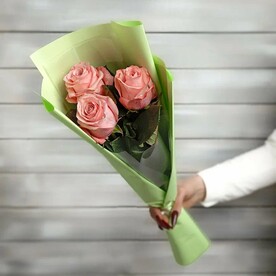 3 розовые розы Эквадор 50 см в упаковке