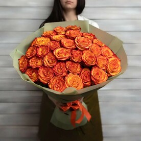31 оранжевая роза Эквадор 50 см в упаковке