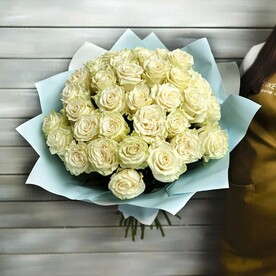 35 белых роз в упаковке Эквадор 50 см
