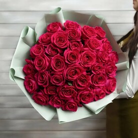 35 малиновых роз в упаковке Эквадор 50 см