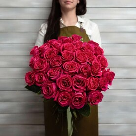 35 малиновых роз с лентой Эквадор 50 см