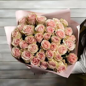 35 нежно-розовых роз в упаковке Эквадор 50 см