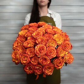 35 оранжевых роз с лентой Эквадор 50 см