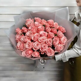 35 розовых роз в упаковке Эквадор 50 см