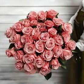 35 розовых роз с лентой Эквадор 50 см