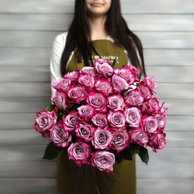 35 фиолетовых роз с лентой Эквадор 50 см
