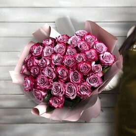 35 фиолетовых роз в упаковке Эквадор 50 см