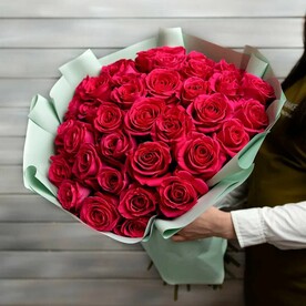 37 малиновых роз Эквадор 50 см в упаковке