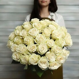 39 белых роз Эквадор 50 см