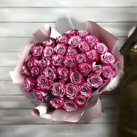 39 фиолетовых роз Эквадор 50 см в упаковке