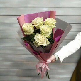 5 белых роз Эквадор 50 см в упаковке