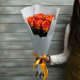 5 оранжевых роз Эквадор 50 см в упаковке