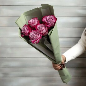 5 фиолетовых роз Эквадор 50 см в упаковке