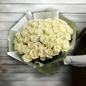 51 белая роза в упаковке Эквадор 50 см