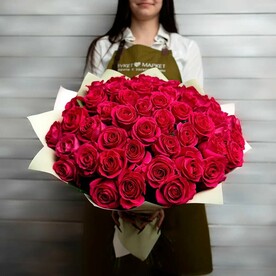 51 малиновая роза в упаковке Эквадор 50 см