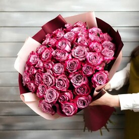 51 фиолетовая роза в упаковке Эквадор 50 см