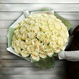 65 белых роз Эквадор 50 см в упаковке