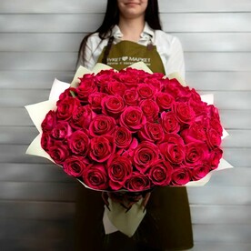65 малиновых роз Эквадор 50 см в упаковке