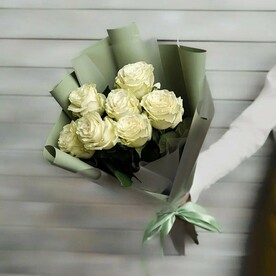 7 белых роз Эквадор 50 см в упаковке