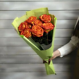 7 оранжевых роз Эквадор 50 см в упаковке