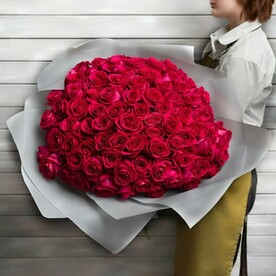 75 малиновых роз Эквадор 50 см в упаковке