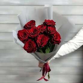 9 красных роз Эквадор 50 см в упаковке
