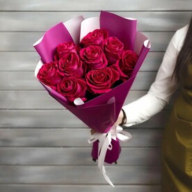 9 малиновых роз Эквадор 50 см в упаковке