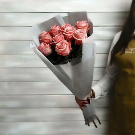 9 розовых роз Эквадор 50 см в упаковке