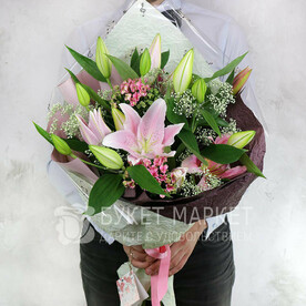 БОЛЬШОЙ БУКЕТ ИЗ ВОСТОЧНЫХ ЛИЛИЙ, БОВАРДИИ И ГИПСОФИЛ