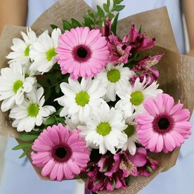 БУКЕТ ИЗ ГЕРБЕР, ХРИЗАНТЕМ И АЛЬСТРОМЕРИЙ
