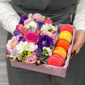 КОРОБКА С МАКАРУНАМИ. ФРЕЗИЯ, РОЗЫ И ГИПЕРИКУМ