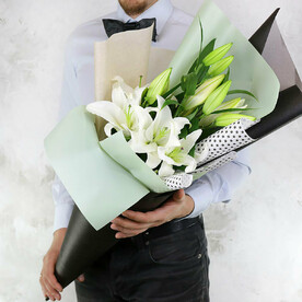 БУКЕТ ИЗ ВОСТОЧНЫХ ЛИЛИЙ В СТИЛЬНОЙ УПАКОВКЕ