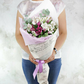 БУКЕТ ИЗ АЛЬСТРОМЕРИЙ С ЛИСТЬЯМИ ЭВКАЛИПТА