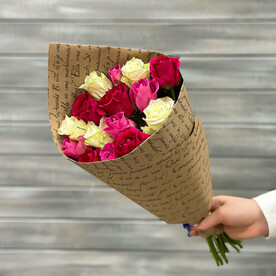 Букет из 15 белых и розовых роз в крафте Кения 40 см.