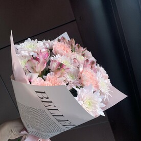 Авторский букет с хризантемой в нежных оттенках