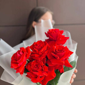 Букет из алых французских роз